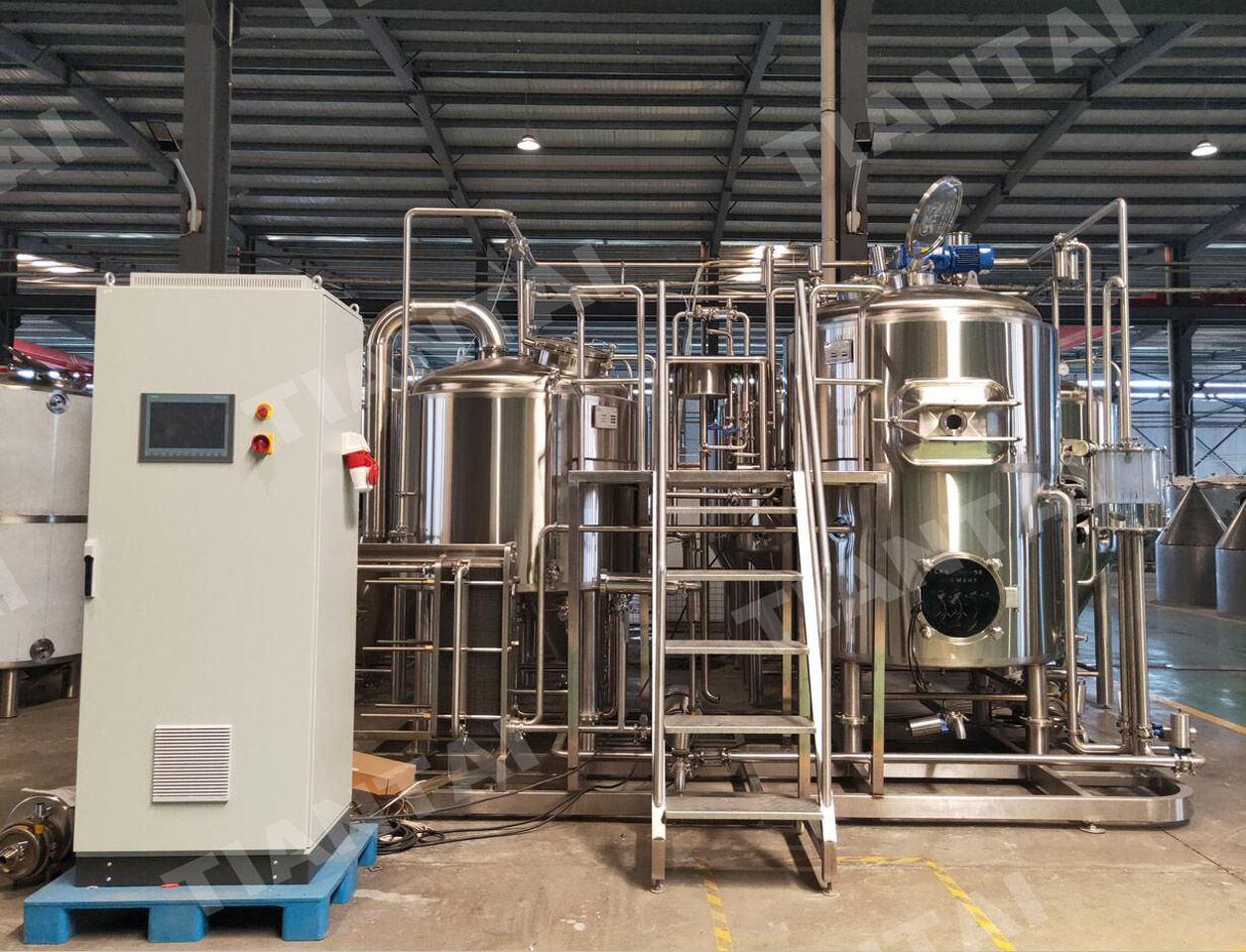 <b>Combined three vessel brewhouse system </b>